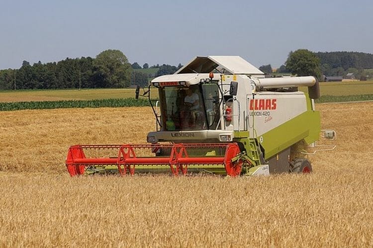 alat pertanian modern combine harvester